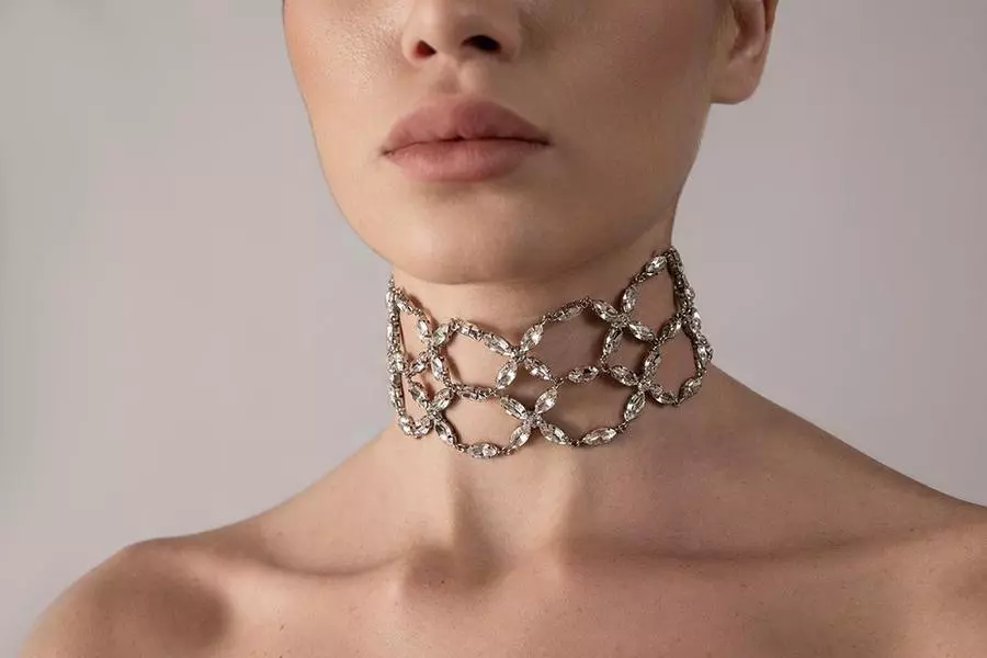 Marquise-shaped thick choker 