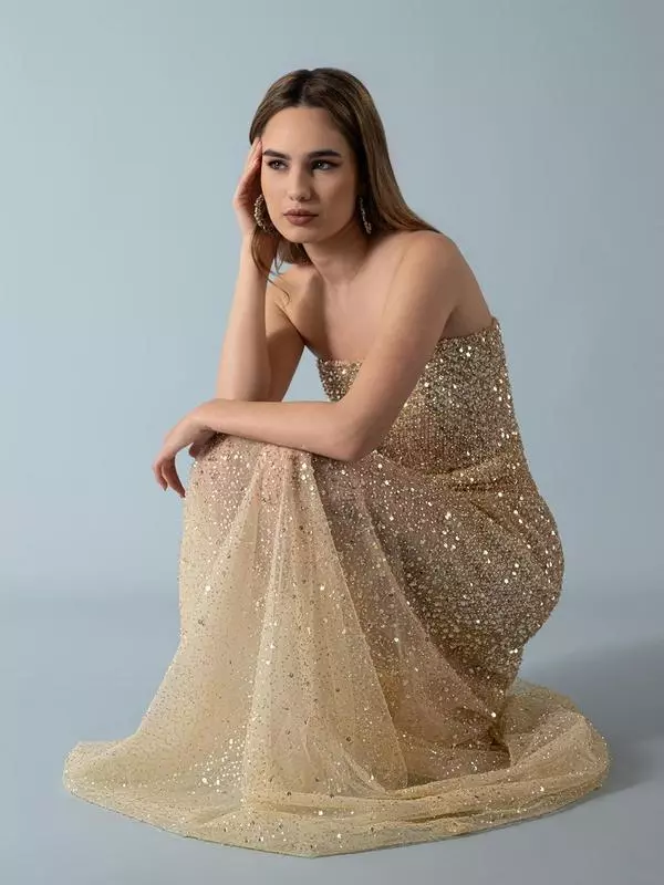 Strapless shimmery dress 
