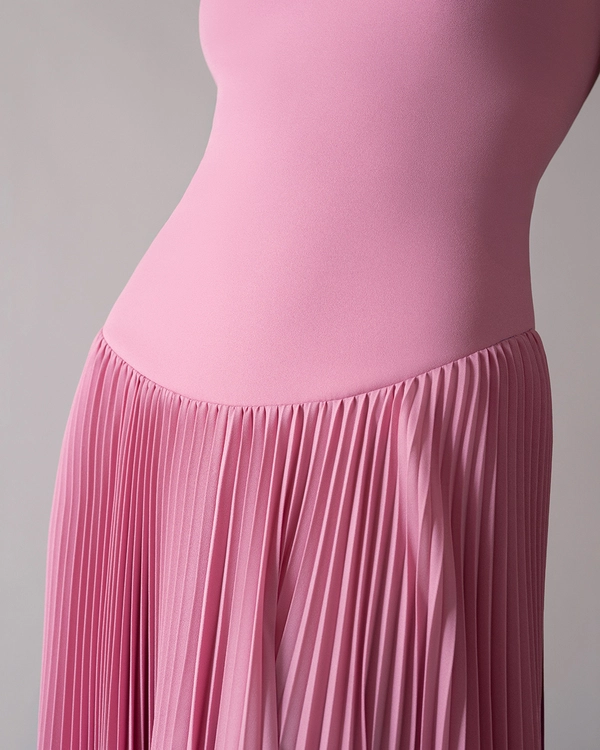 Straight cut bodice with pleated skirt