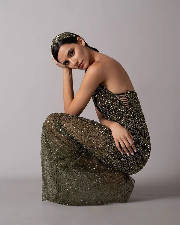 Oval neckline hand-embroidered dress